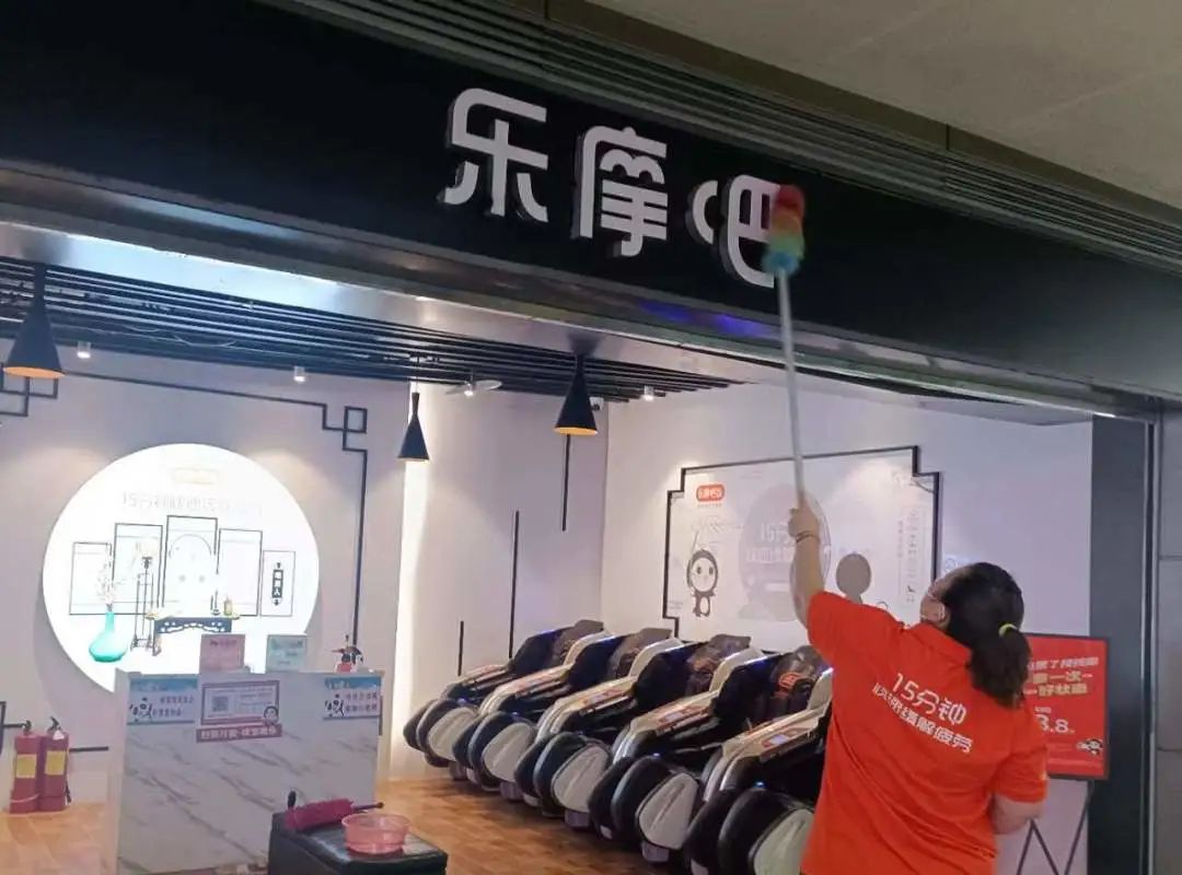 高标准、严要求!守护机场公众卫生环境,乐摩吧在行动! 高标准、严要求!守护机场公众卫生环境,乐摩吧在行动!